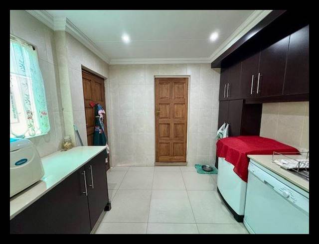 3 BEDROOM TOWNHOUSE FOR SALE IN ASTON MANOR